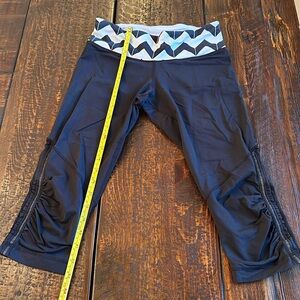 Lululemon black with wite detail workout tights just below the knee size 6